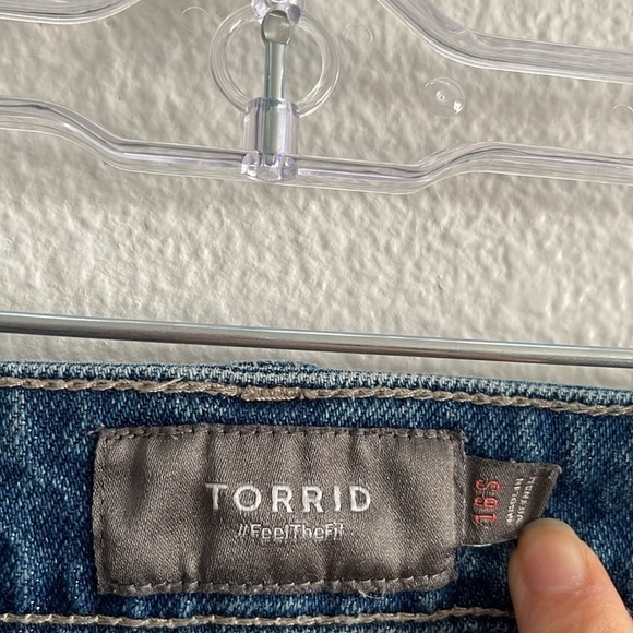 Torrid Denim Button Fly Distressed Raw Hem Crop Jeans Womens 16S - Picture 7 of 8